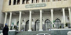 حددها مرسومان تنفيذيان… شروط جديدة للالتحاق بمهنتي موثق ومحضر قضائي