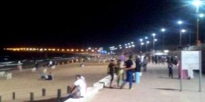 إقبال لافت على السباحة والتنزه ليلا بشواطئ بومرداس