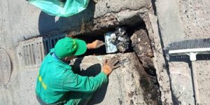 “نات كوم” تقود عملية تنقية البالوعات بباب الوادي