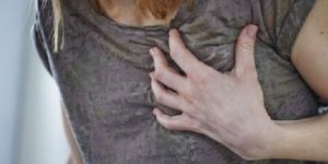 عدم انتظام ضربات القلب “أكثر خطورة على النساء”