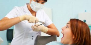 جديد الطب.. التنويم المغناطيسي لإزالة رهبة طبيب الأسنان