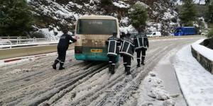 الثلوج تغلق الطريق الوطني بين تيزي وزو والبويرة