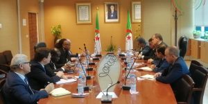 رزيق يدرس طرق تطوير الإنتاج الوطني للأدوات المدرسية