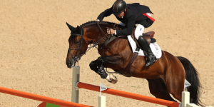 في ميدان الفروسية “الركاب الوهراني” بالسانية.. تتويج الفارس آيت لونيس إبراهيم بلقب البطولة