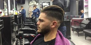 تتزايد مع المناسبات الكروية الهامة.. محلات الحلاقة تتفنن في تقليد تسريحات لاعبي الكرة