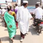 من هنا وهناك.. يمشي للوراء لسنوات كثيرة