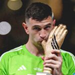 وزير المالية الفرنسي يطالب بمعاقبة الحارس مارتينيز