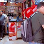 الهاتف النقال قضى على نشاطها.. محلات الطاكسيفون في خبر كان