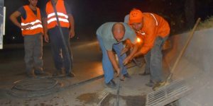 حملة واسعة لتنظيف بالوعات تصريف مياه الأمطار بأم البواقي