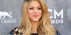 شاكيرا تنفي وجود علاقة عاطفية بمدربها