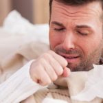 استشاري يحذر من البلغم المدمم: إهماله خطر