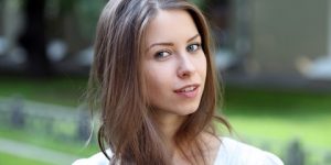 جمال وأناقة. زيت اللوز اليومي لمكافحة تجاعيد العين عند العشرين