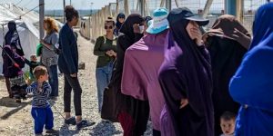 فرنسا تعيد 15 سيدة و32 طفلا كانوا محتجزين