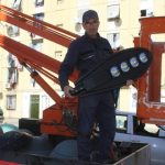 استبدال المصابيح القديمة باخرى بالرغاية