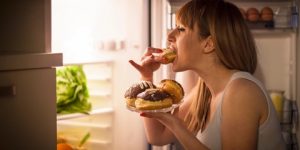 تحذير للنساء.. السكر والخبز يُسببان الأرق في الليل