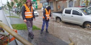 احصاء مواقع تراكم مياه الأمطار وإنجاز بالوعات جديدة لتصريفها بالرويبة