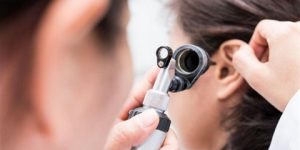 جديد الطب.. هل يشير شمع الأذن الأسود إلى وجود مشكلة خطيرة؟