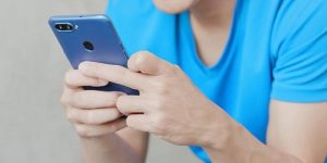 هاتفك المحمول قد يصيبك بأضرار خطيرة في الرقبة.. ما هي؟