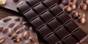 دراسة تحذر: الشوكولاتة تزيد من خطر السكتة الدماغية