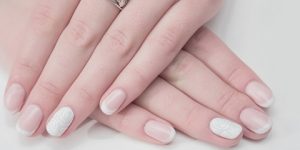 جمال وأناقة.. نصائح لتجنب تكسر واصفرار الأظافر