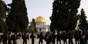 مستوطنون يقتحمون الأقصى وجيش الاحتلال يحول المنطقة لثكنة عسكرية