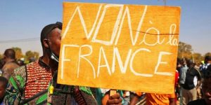 دولة أفريقية توجه صفعة قوية وموجعة للوجود الفرنسي في أفريقيا