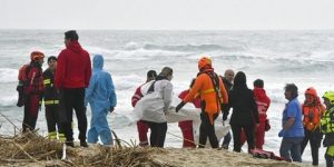 مصرع عشرات المهاجرين بعد غرق مركبهم قبالة سواحل إيطاليا