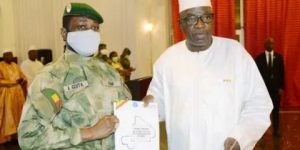 رئيس المجلس العسكري الحاكم في مالي يتسلم مشروع الدستور الجديد