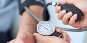 هل يجب الصيام على الشَّخص المصاب بارتفاع أو بانخفاض في ضغط الدم؟