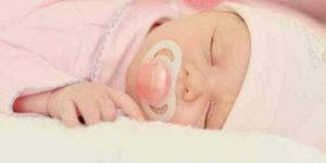 تحذير للأمهات.. مصاصات الأطفال قد تحوي موادا مسرطنة