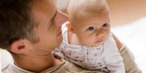 جديد الطب.. الأطفال من آباء صغار بالسن عرضة للاضطرابات الصحية