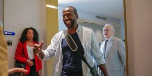 النيجر: الإفراج عن صحفي فرنسي وناشط أمريكي بعد سنوات من الاختطاف