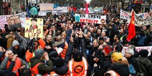 فرنسا تواجه إضرابا شاملا احتجاجا على إصلاح نظام التقاعد