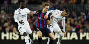 أنشيلوتي يشكك في نزاهة التحكيم وتشافي يرفض الحديث عن حسم اللقب