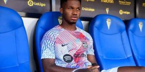 والد انسو فاتي: تشافي لا يعطي ابني الفرصة لإثبات نفسه