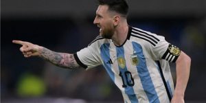 ميسي يطارد رونالدو نحو عرش جديد