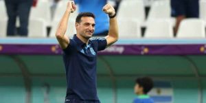 سكالوني: من الفخر الشديد ارتداء قميص النجمات الثلاثة