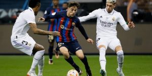 كلاسيكو حاسم في سباق لقب الليغا.. برشلونة أمام فرصة توجيه الضربة القاضية لريال مدريد