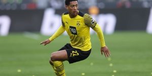 مدرب دورتموند يغري بيلينغهام بمزايا البقاء