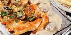 طبق اليوم.. صدور الدجاج مع صلصة الفطر بالكريما 