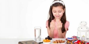 طفلك يعاني من العطش والجوع أثناء الصيام؟ – إليك طرق تجنبها