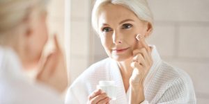 جمالك في رمضان.. روتين العناية بالبشرة للنساء في عمر الستين