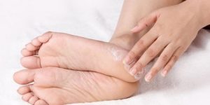 جمال وأناقة.. طرق علاج خشونة وتشقق القدمين