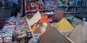 إقبال ملفت على محلات بيع التوابل والحلويات التقليدية