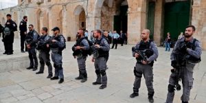 شهيد في اشتباكات بنابلس.. والاحتلال يقيّد الوصول للأقصى