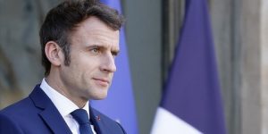 ماكرون يتجاهل غضب الشارع الفرنسي ويقر مرسوم تعديل سن التقاعد