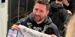 ميسي يتلقى تهنئة استثنائية من عدو مبابي