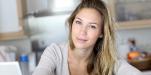 جمال وأناقة.. خطوات أساسية للعناية بالبشرة بعد سن الثلاثين