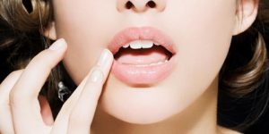 جمال وأناقة.. قناع زيت اللوز لعلاج تشققات الشفتين