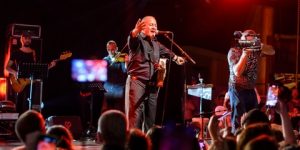 الفنان رابح عصمة يحتفل مع جمهوره بمرور 40 سنة على مشواره الفني